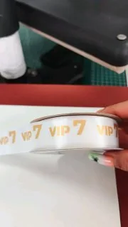Видео печати имён и VIP-маркировки на атласных лентах